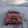 Как вызволяют машины из ледового плена Этот Камаз провалился на зимнике Тёплый ключ-Тикси ещё в январе, уже более трёх месяцев водитель